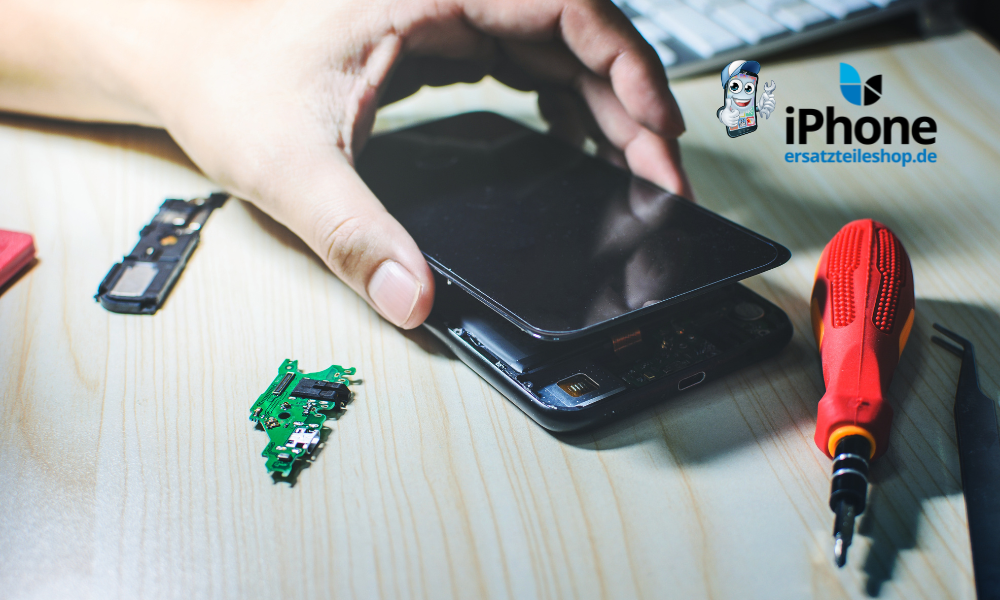 Display wird angehoben von Hand, Spezialschraubendreher für iPhone liegt rechts am Bild