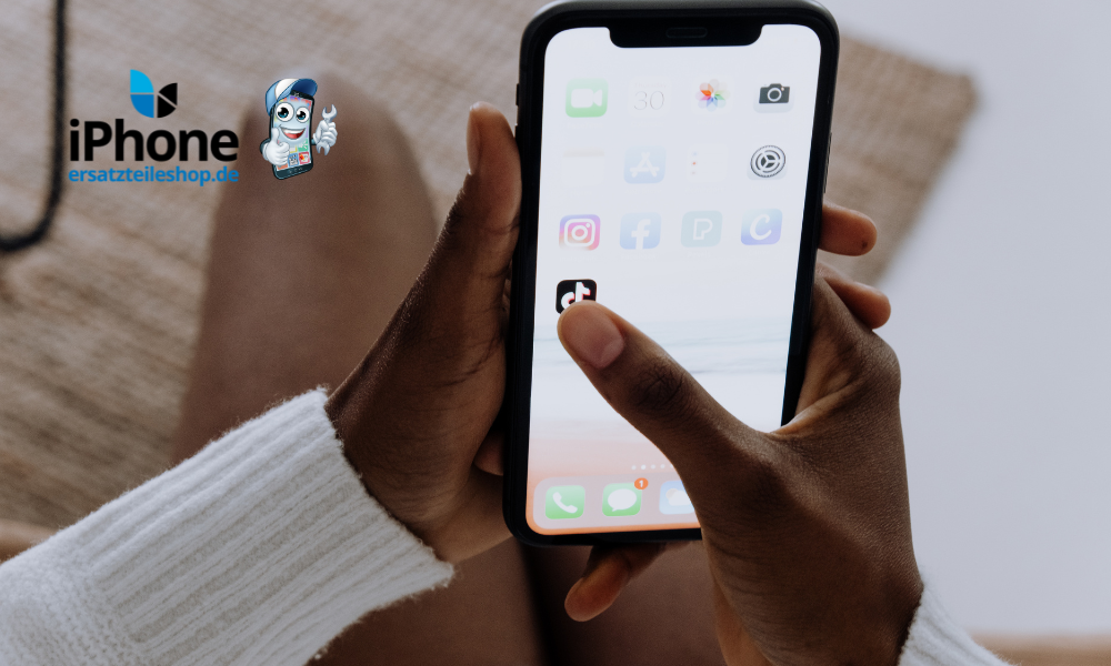 Frau drückt mit Ihrem Daumen auf ihr iPhone, während die Frau sitzt